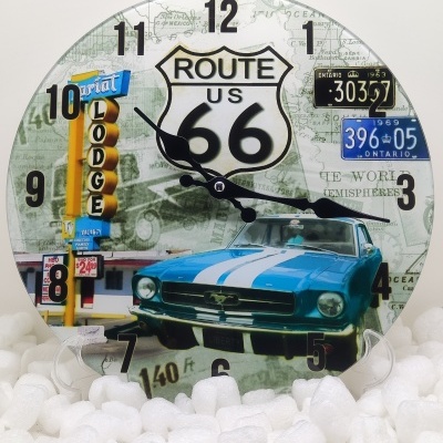 Relógio redondo com imagem de carro clássico e sinal Route 66