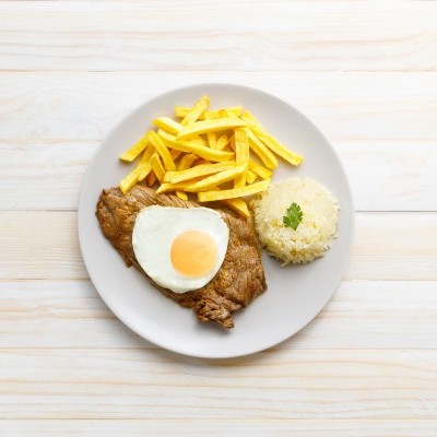 Prato com bife, ovo estrelado, batatas fritas e arroz