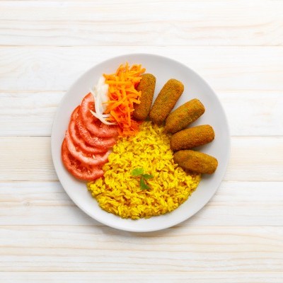 Prato branco com arroz amarelo, croquetes, tomate, cenoura e cebola