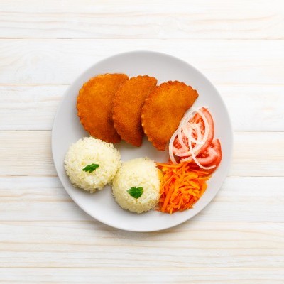 Prato com pastéis fritos, arroz, cenoura ralada e salada de tomate com cebola