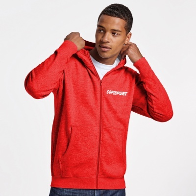 Casaco desportivo vermelho com fecho e capuz, texto BRIGSPORT no peito