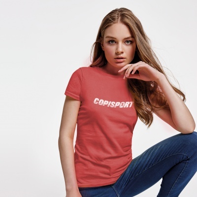 T-shirt vermelha com texto COPISPORT e calças de ganga azuis