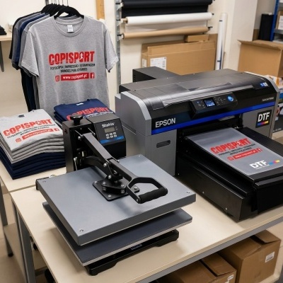 Impressora e prensa térmica com t-shirts estampadas COPISPORT