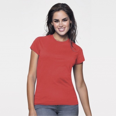 Mulher a usar t-shirt vermelha de manga curta com fundo branco