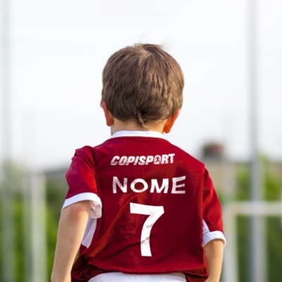 Camisola desportiva vermelha com número 7 vista de costas