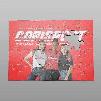 Puzzle com três mulheres e texto COPISPORT em fundo vermelho com uma peça em falta