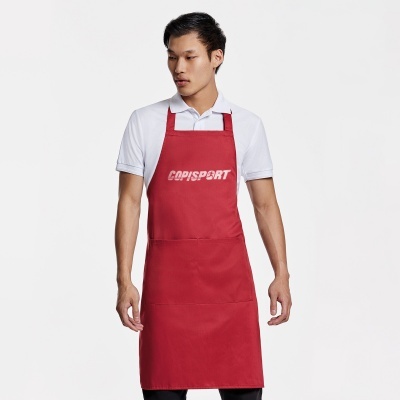 Homem com avental vermelho COPISPORT e camisa branca