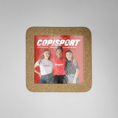 Tapete de cortiça com foto de três pessoas e texto COPISPORT