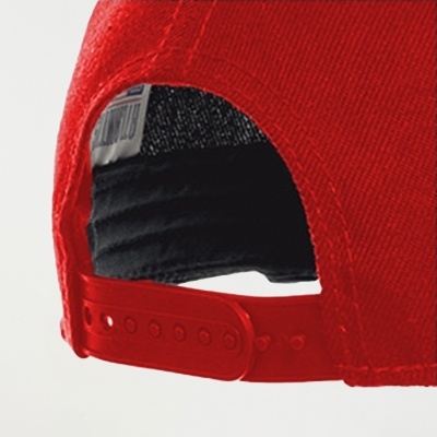 Parte traseira de boné vermelho com fecho ajustável e interior preto