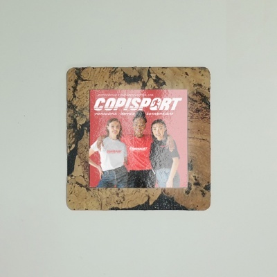 Suporte quadrado para chávenas em cortiça com imagem e texto COPISPORT