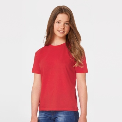 Camiseta vermelha de manga curta usada por menina com calças de ganga azuis