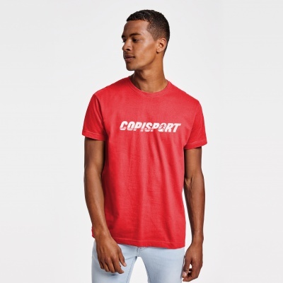 Homem a usar uma camisola vermelha com texto branco COPISPORT
