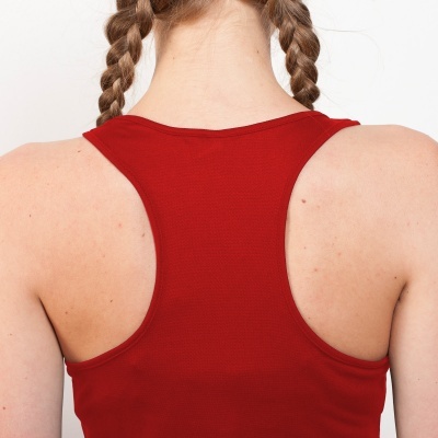 Top desportivo vermelho costas cavadas em tecido liso