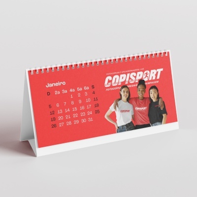 Calendário de mesa janeiro vermelho e branco com três pessoas e logo COPISPORT