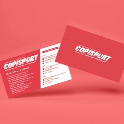 Cartões vermelhos com design de marca COPISPORT num fundo vermelho