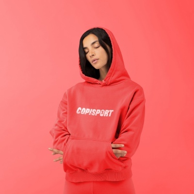 Camisola coral com capuz e bolso frontal com texto COPISPORT.