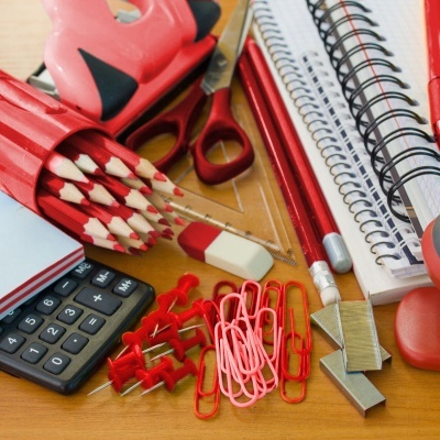 Material escolar e de escritório organizado sobre mesa