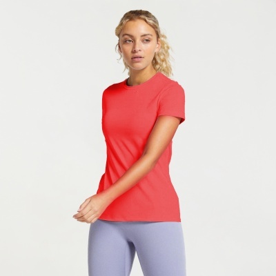 T-shirt vermelha feminina de manga curta com leggings lilás em fundo branco