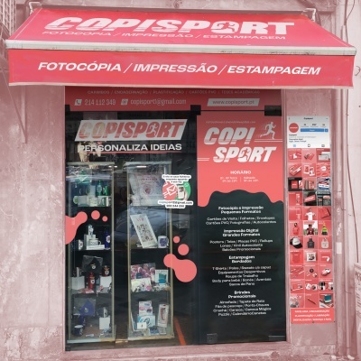Fachada da loja Copisport com toldo e painéis promocionais vermelhos e pretos