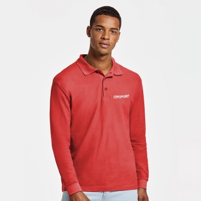 Polo de manga longa vermelho com texto 'COMFORT' no peito
