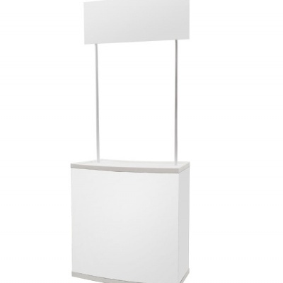 Totem promocional branco com base e moldura superior suspensa por postes