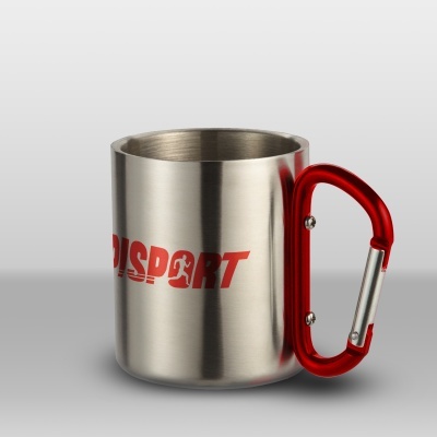 Caneca metálica prateada com pega mosquetão vermelha e texto vermelho 