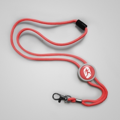 Cordão coral com fecho metálico e botão com ícone de pessoa a correr
