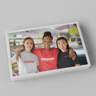 Três mulheres com t-shirts COPISPORT em branco, vermelho e preto numa foto em ambiente interior