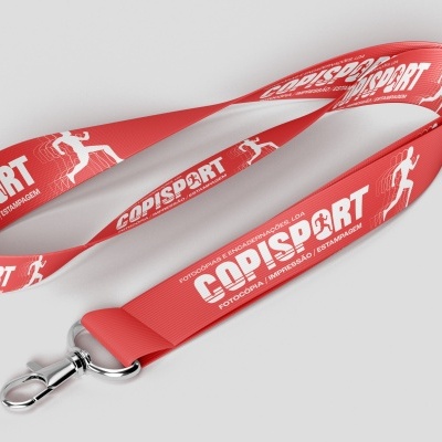Cordão vermelho para crachá com texto branco COPISPORT e ícones de corredor