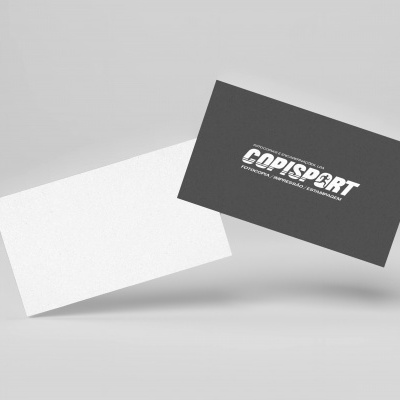 Dois cartões de visita flutuando, um branco e outro cinzento escuro com o texto COPISPORT.