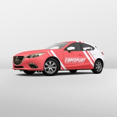 Carro Mazda vermelho e branco com letras COPISPORT e jantes prateadas