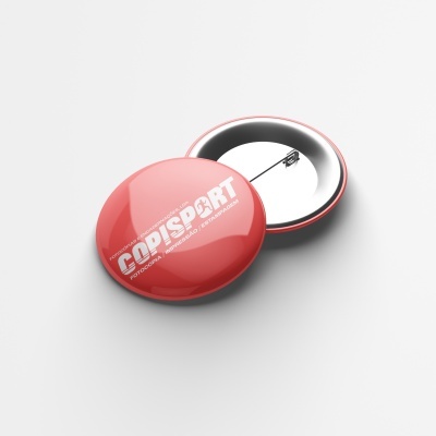 Botão vermelho com texto COPISPORT e alfinete metálico no verso