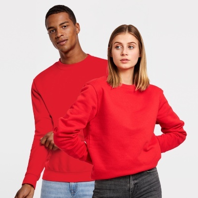 Duas pessoas vestem sweatshirts vermelhas em fundo branco