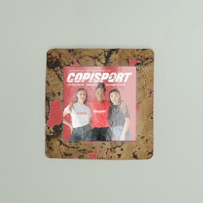 Moldura quadrada em cortiça com fotografia de três pessoas com t-shirts COPISPORT