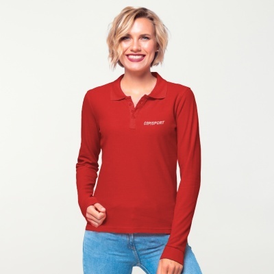 Blusa polo feminina vermelha de manga comprida com texto EXPSPORT, usada por mulher com calças de ganga