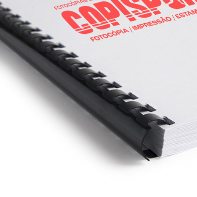 Conjunto de folhas brancas com espiral plástica preta e texto vermelho impresso