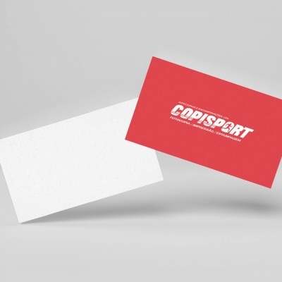 Dois cartões de visita, um vermelho com texto branco COPISPORT e outro branco sem texto, sobre fundo cinzento claro