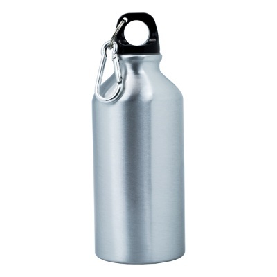 Garrafa metálica prateada com tampa preta e mosquetão.