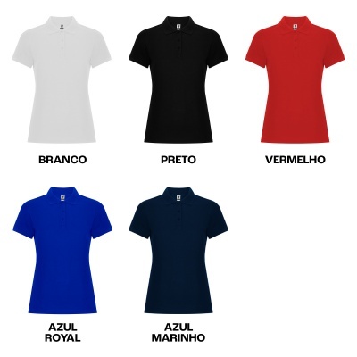 Cinco polos femininos em cores branco, preto, vermelho, azul royal e azul marinho, cada um com gola polo e três botões, com nomes das cores em português abaixo de cada camisa.