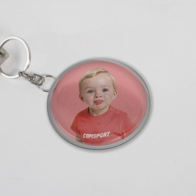 Porta-chaves redondo com foto de criança sorridente