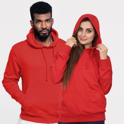 Dois modelos com sweatshirts vermelhas com capuz e cordões num fundo branco
