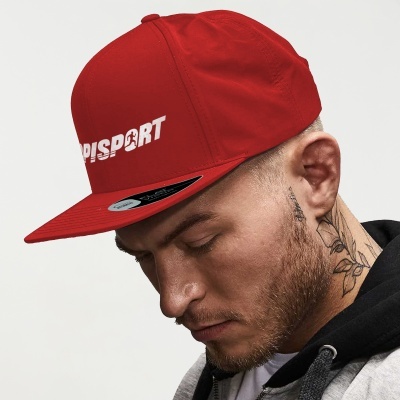 Boné vermelho de aba plana com logo PISPORT branco usado por homem com tatuagens e roupa casual