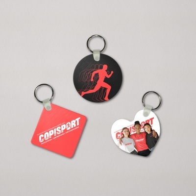 Três porta-chaves de plástico coloridos com logótipo e imagem da marca COPISPORT