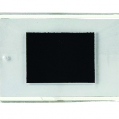 Placa retangular transparente com quadrado preto no centro.