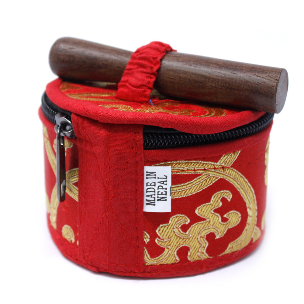 Set Mini Taças Tibetanas para presente - Vermelho Saqueta redonda vermelha com bordados dourados e fecho, com cilindro de madeira escura no topo