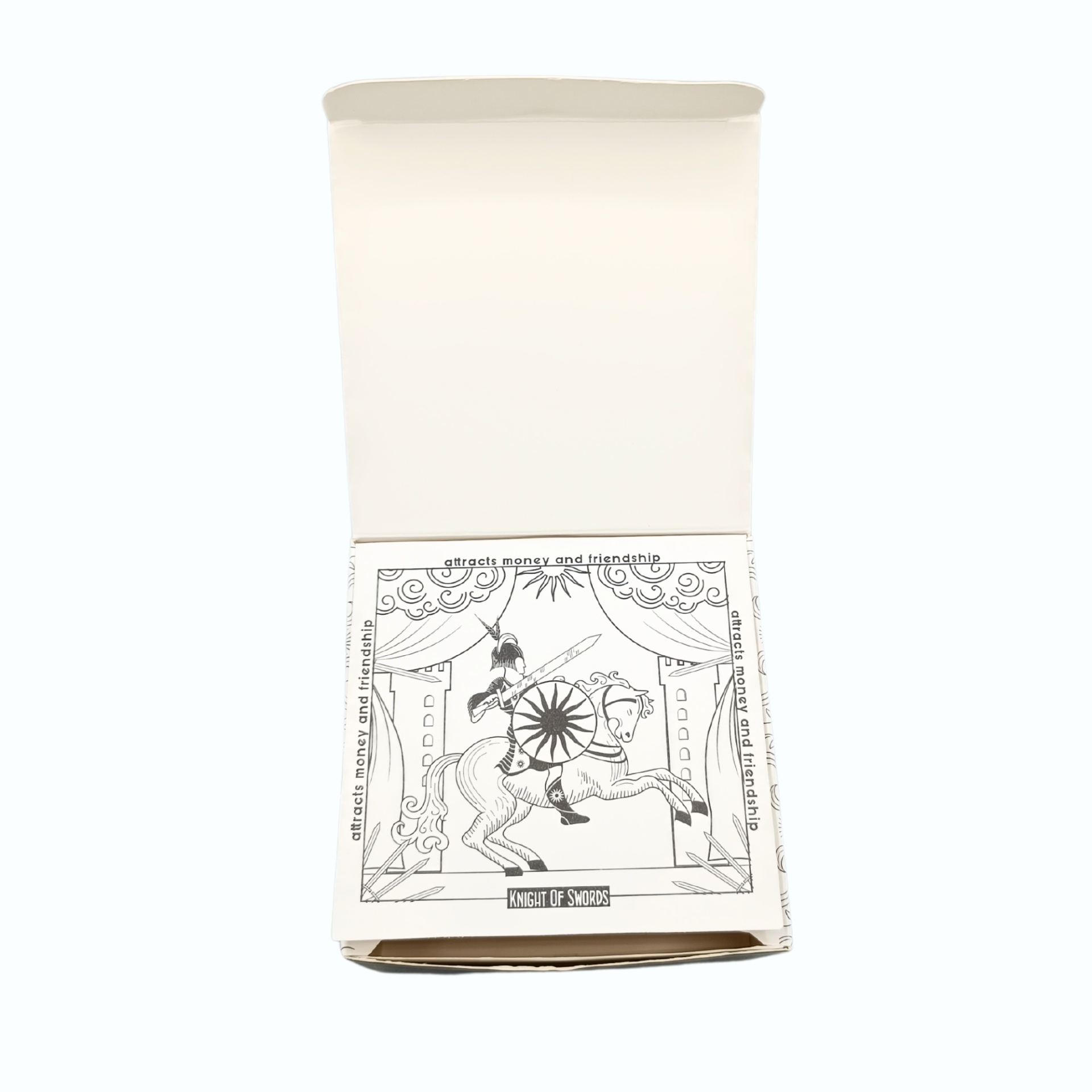 Vela Mágica Floral de Cristal Hop Hare - O Cavaleiro de Espadas Caixa branca aberta com papel ilustrado preto e branco de cavalo e cavaleiro