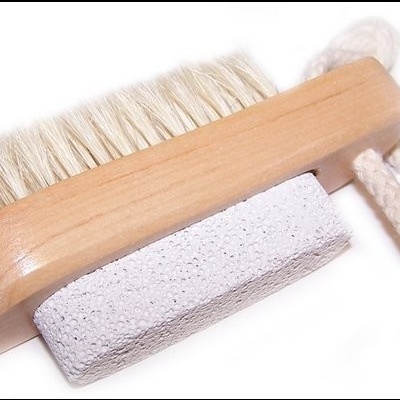 Escova de madeira com cerdas brancas e pedra-pomes cinza