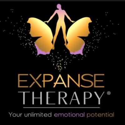 Logótipo Expansse Therapy com figura humana e asas de borboleta douradas em fundo preto