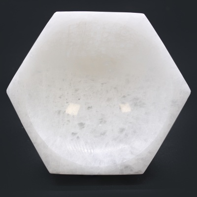 Prato hexagonal branco com textura marmoreada