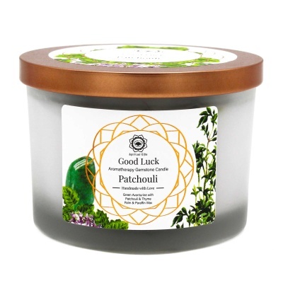 Vela aromaterapêutica Good Luck Patchouli em vidro fosco com tampa bronze e etiqueta decorada